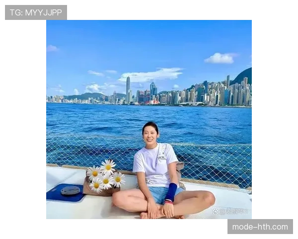 朱婷穿拖鞋出门那步子太随性了——但她手里的行李箱能买我三年车